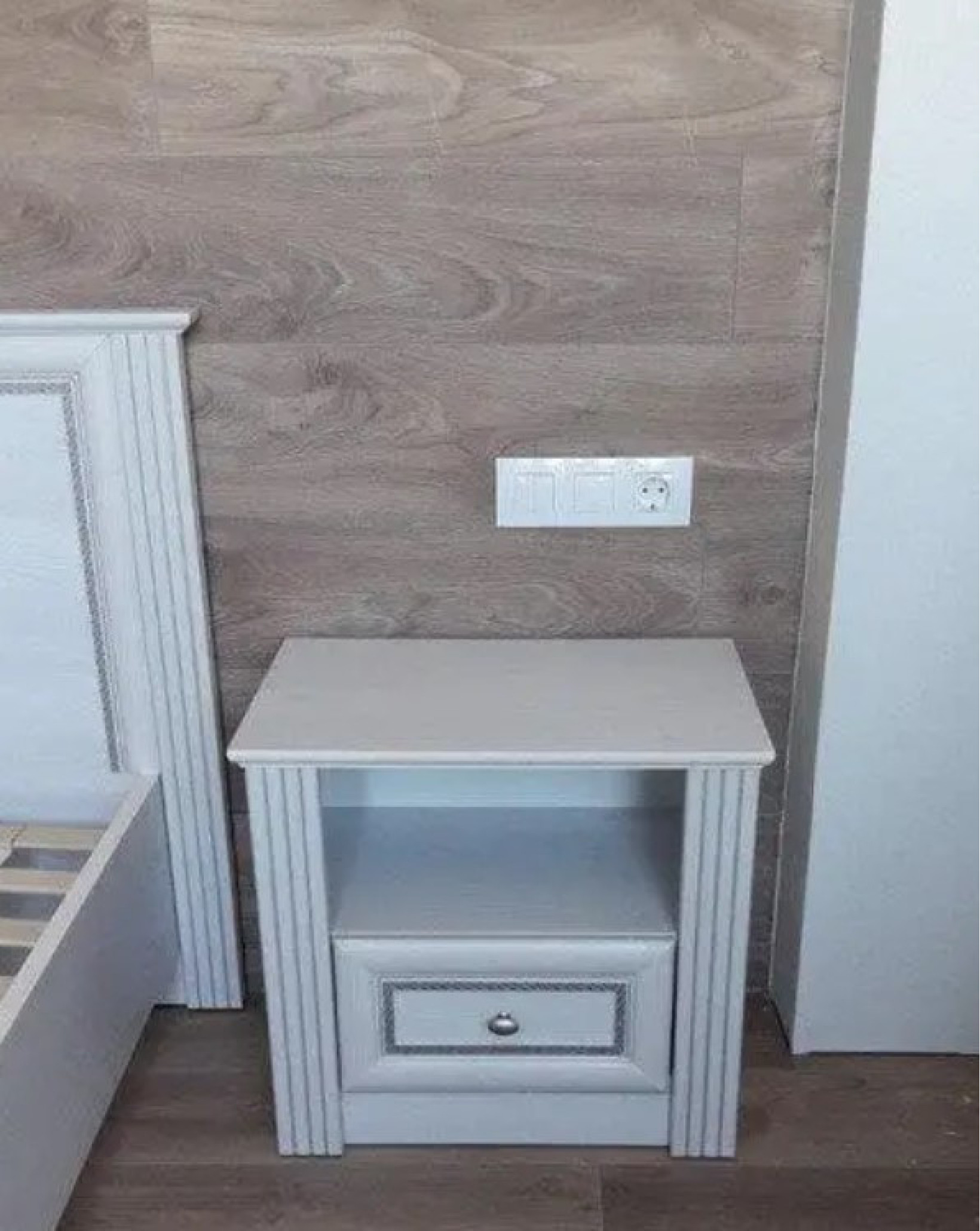Спальня Брістоль NEW Ясен сніжний (Шафа 4д, Ліжко 160 з ламелями, приліжкові тумби, комод, дзеркало ) Меблі Сервіс Гарнітур