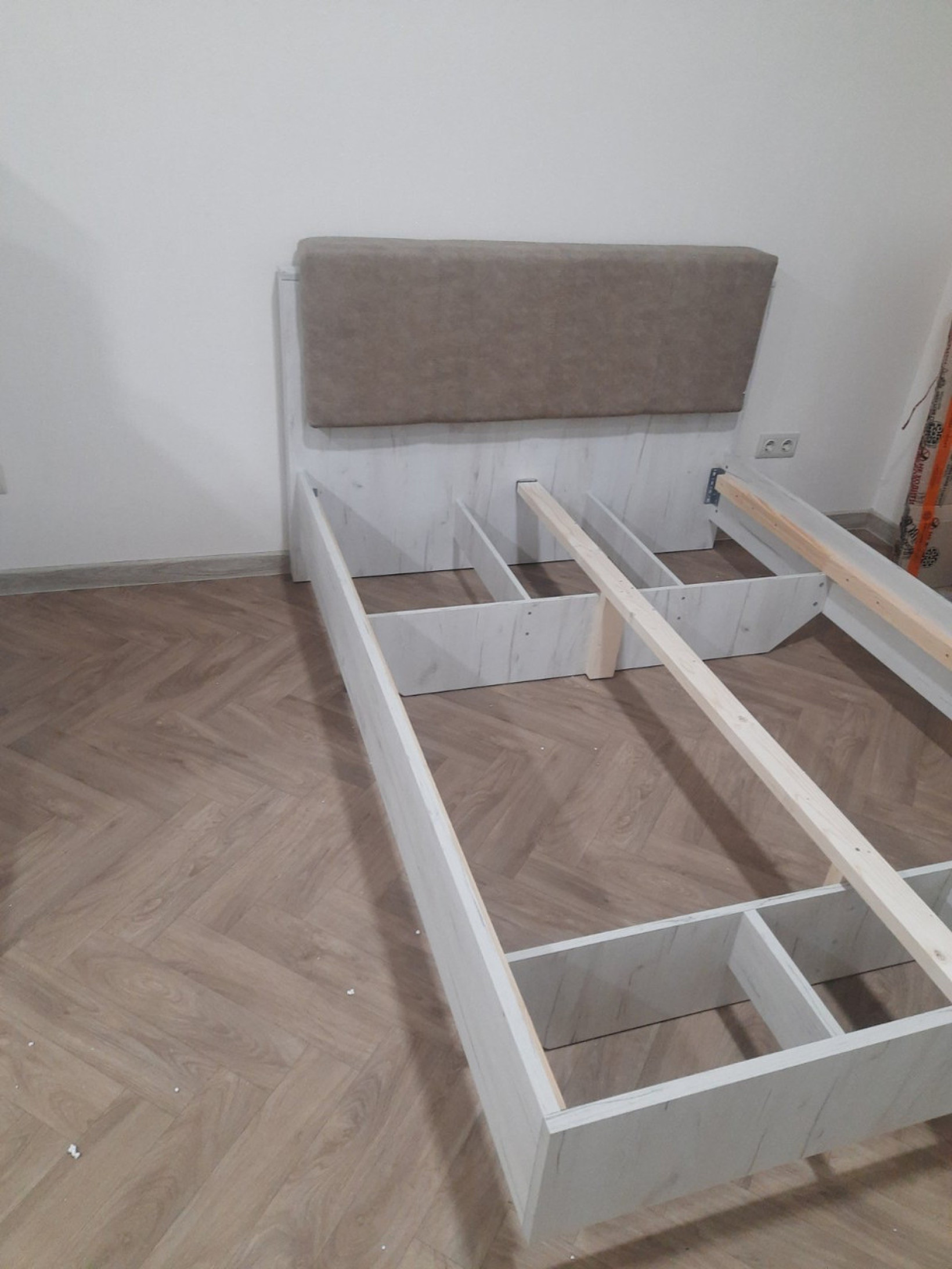 Ліжко 120 Кім з м'яким узголів'ям  та ламелями Дуб Крафт Білий/Сан Ремо Меблі Сервіс