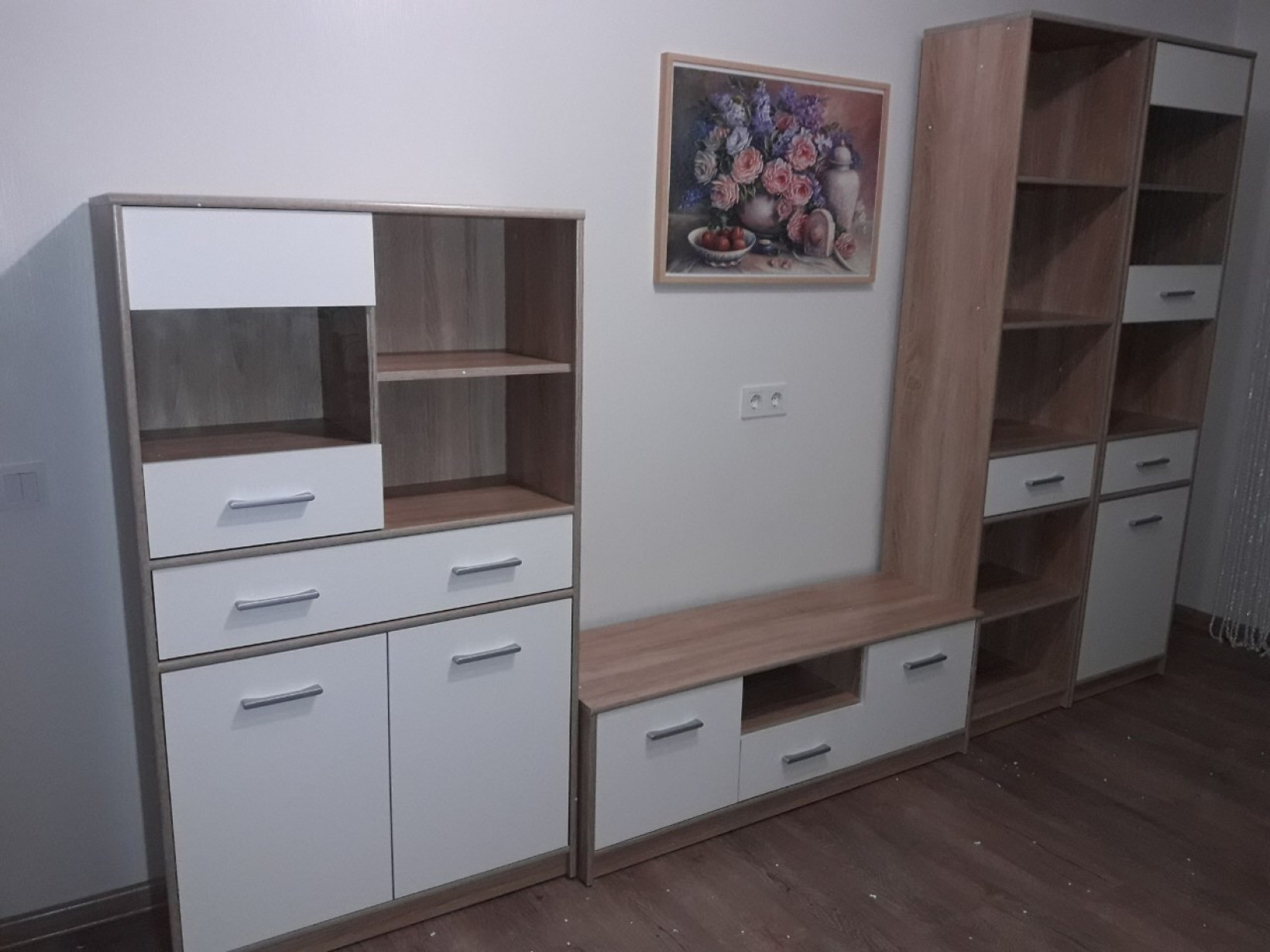 Витрина невысокая 2Д1В1Ш 84х34х144 Тип Сонома/Белая Мебель Сервис