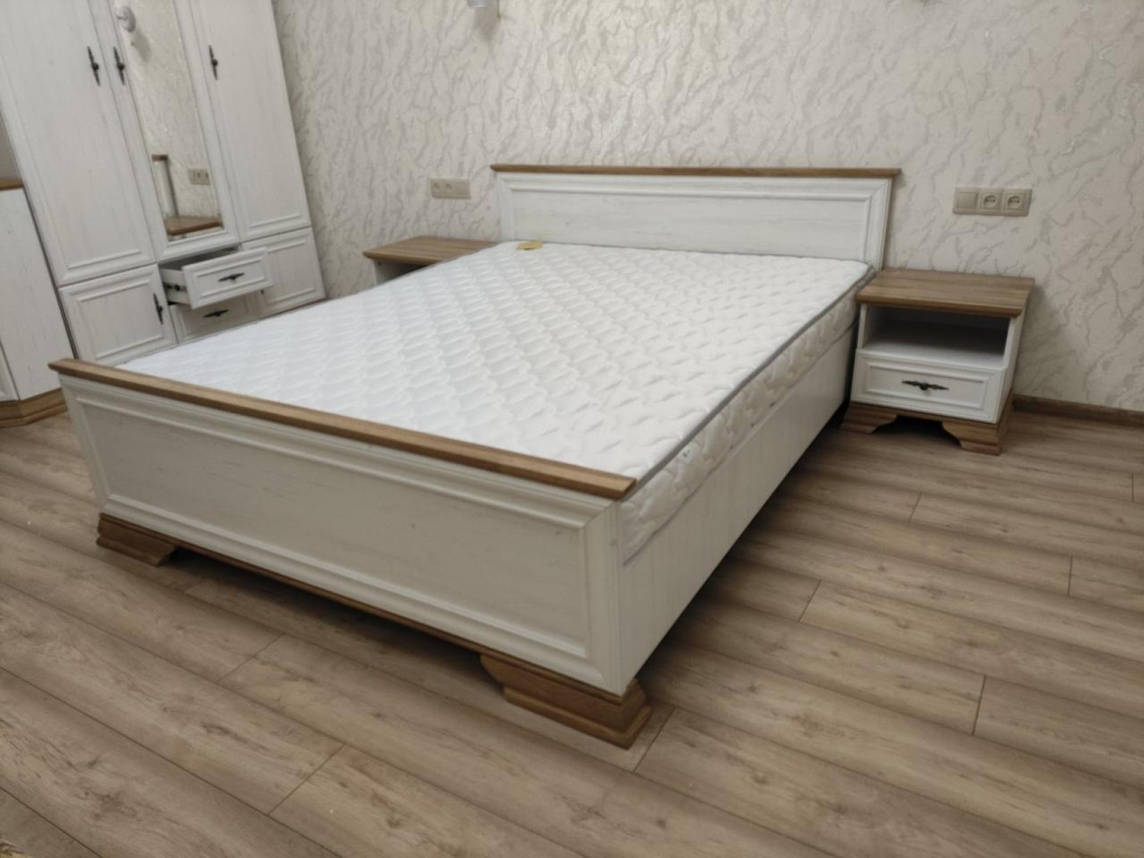Кровать  двухспальная 160 Ирис с основой под матрас Андерсон пайн + Дуб Золотой Мебель Сервис